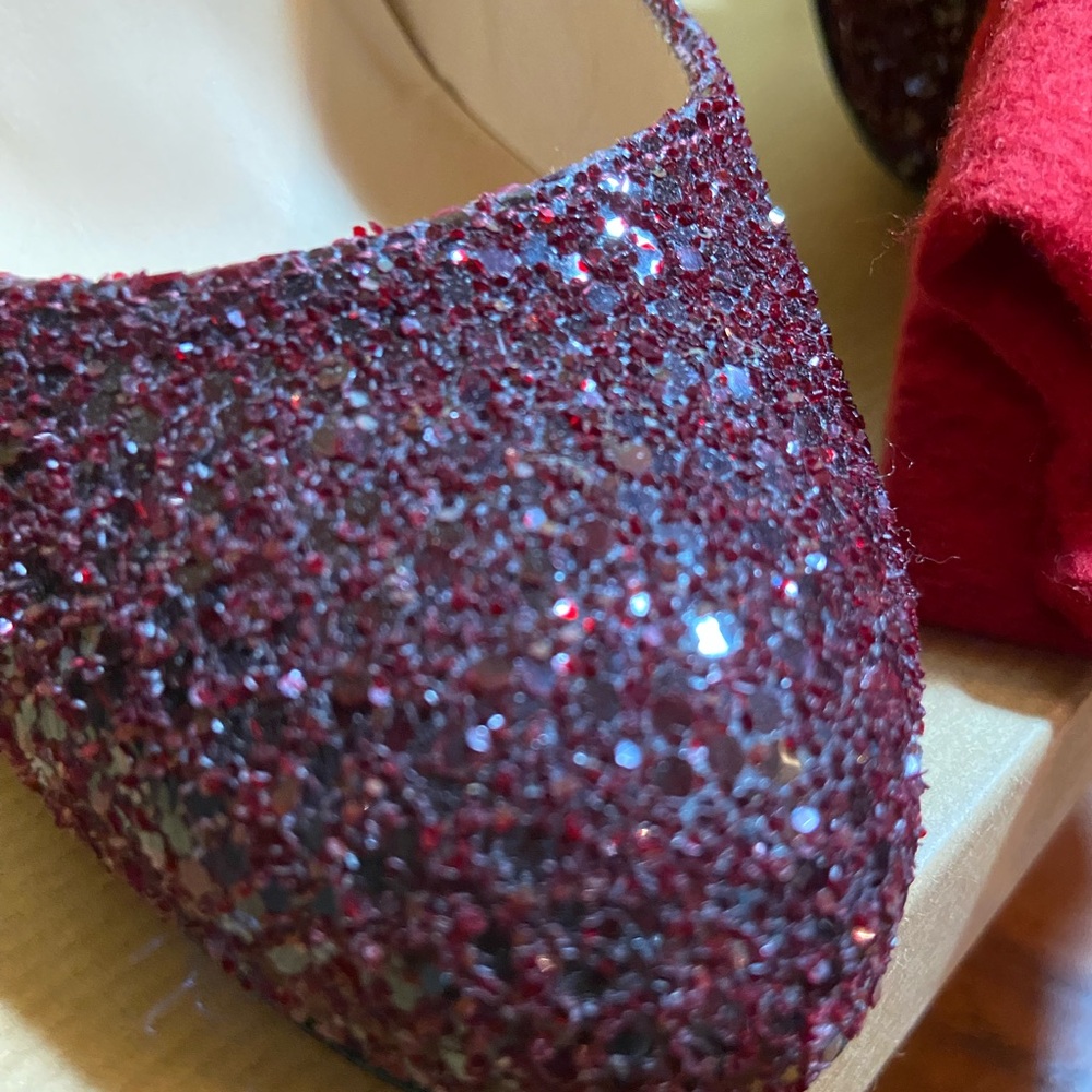 Gorgeous Louboutin Ruby red pumps! - Picture 2 of 8